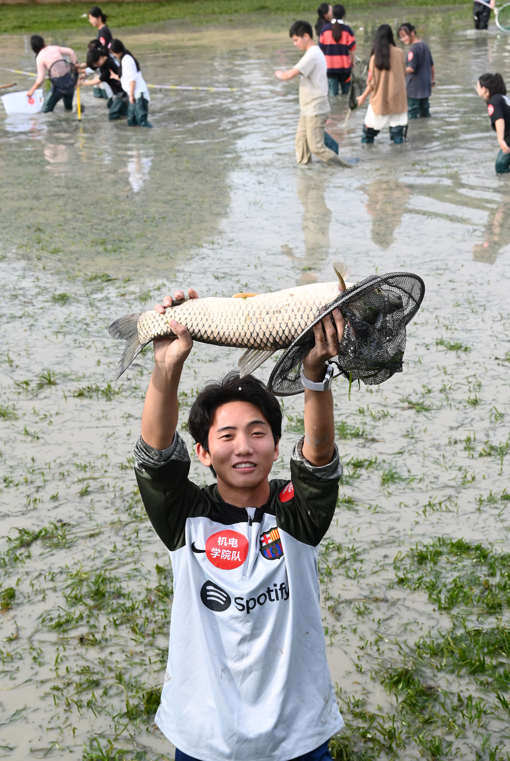 周公解梦见摸鱼 梦见自己用手摸鱼财运 周公解梦见摸鱼 梦见自己用手摸鱼财运