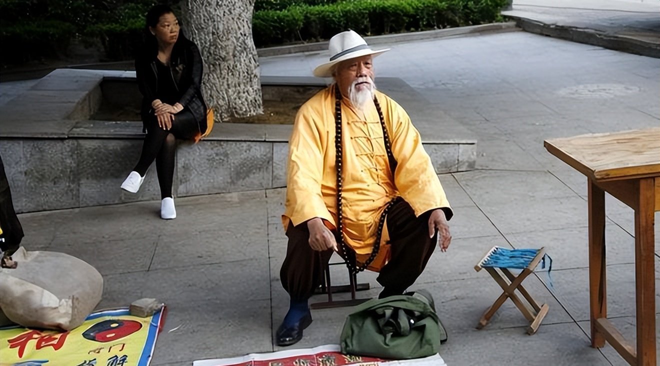 摆摊算命 玄学大佬摆地摊算卦