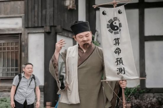 呼市算命排名第一的人 从财格最好别跟母亲在一起吗